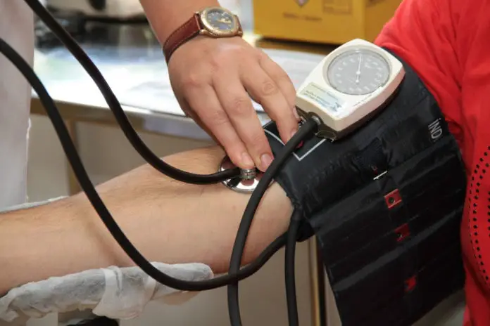 Kvni tlak mjerenje doktor pacijent