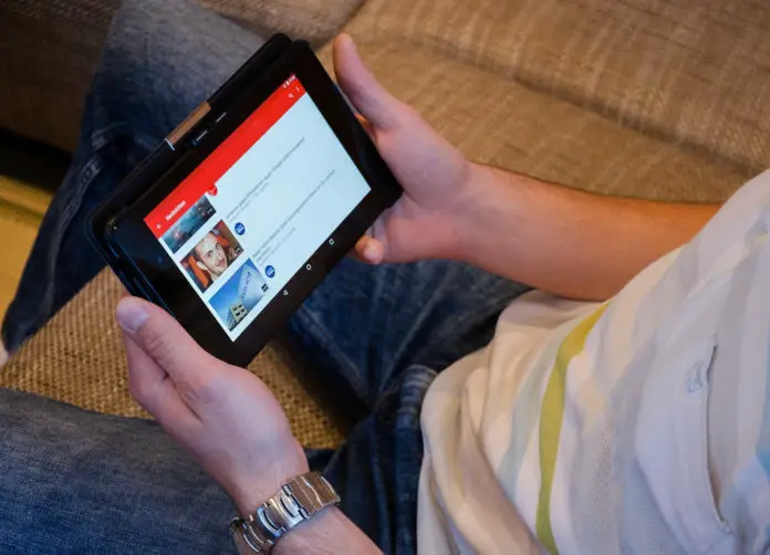 YouTube tablet čovjek internet
