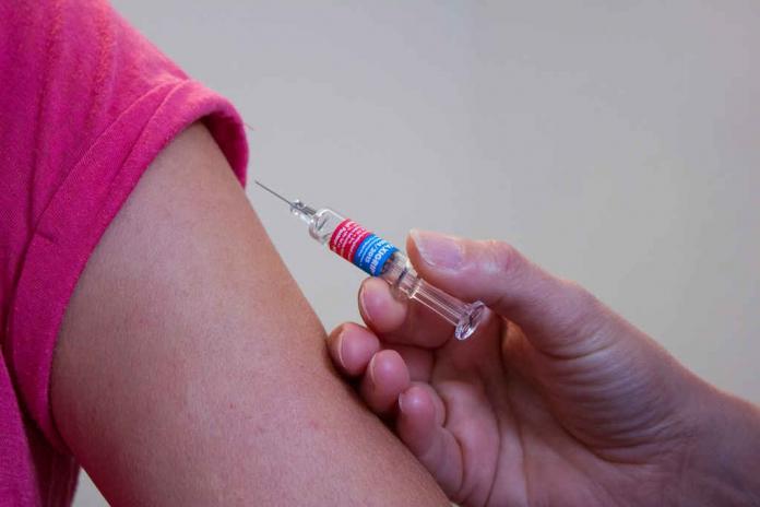 Doktor pacijent cijepljenje bolest gripa