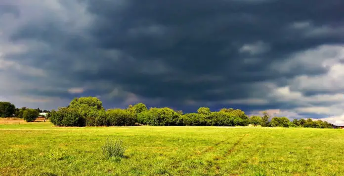 Oblaci kiša poljoprivreda polje