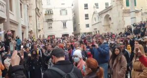 Korona megabomba na Peristilu: “Kerumu 50 000 kuna kazne za tri čovika više. A šta ćemo sad? Ajmo novinari . . Di je policija?? Opara propivaj.”