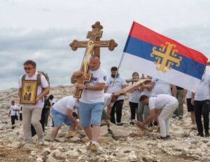Srbijanac iz Beograda i Srbin iz Banje Luke na Pagu postavljaju pravoslavne križeve, objavili i video