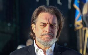 Kujundžić: “Bezlični, blijedi kubus postao je tako objektom sprdnje – umjesto plave boje dobili smo bilu boju.”