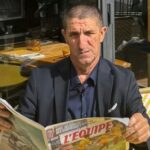IMOĆANIN U PARIZU, SJEDI I ČITA